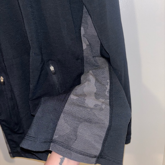 Vineyard Vines Men's Black Hoodie with Gray Accents - Picture 2 of 5